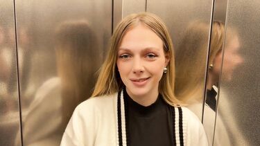 Arisha Mills: Русский парень встретил в лифте бывшую одноклассницу и спровоцировал ее измену