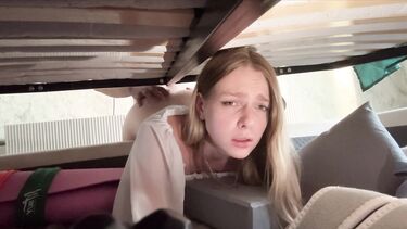 Arisha Mills: Голая мачеха с анальной пробкой в жопе застряла в кровати и оттрахана пасынком