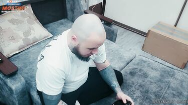 Stacy Starando: Лысый русский парень раб вылизывает пизду своей госпожи за непомытую посуду