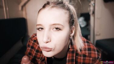 Stacy Starando: Легкодоступная русская попутчица сделала минет незнакомому парню в купе поезда