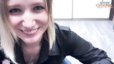 Stacy Starando: Молоденькая русская домработница делает клиенту минет от первого лица