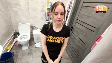 Сводная сестра застукала брата за дрочкой в ванне и предложила помощь