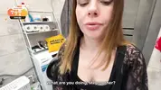 мачеха трогает мой член