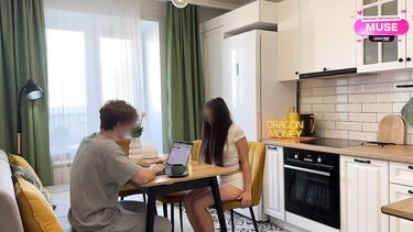 Дядя и племянница: 18-летняя русская племянница соблазняет дядю минетом под столом