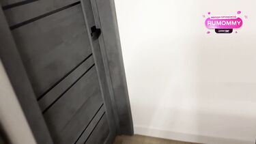 Пасынок лапает спящую мачеху во сне и палится