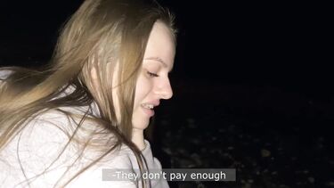 Katy Milligan: Работящая девушка зарабатывает деньги делая минет незнакомому парню с пляжа