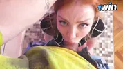 смотрит в глаза делая глубокий минет