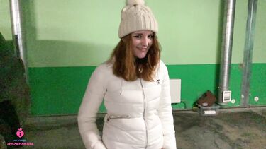 MarshSwallow: Русская девка изменяет своему парню делая незнакомцу минет за деньги на паркинге