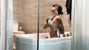 принимает душ перед сексом с мужем