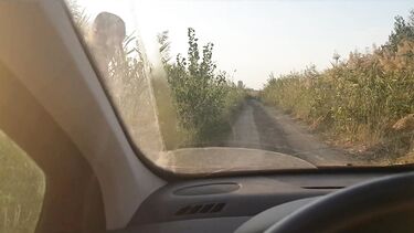 Тупая русская брюнетка отдалась на пляже незнакомцу и получила сперму в пизду