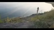 чувак стащил вещи глупышки купающейся голышом в озере