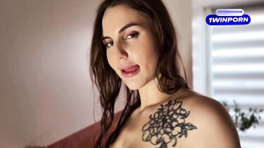 YunaverseX: Брюнетка делает романтический минет от первого лица в ванне с лепестками роз