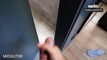 Подглядывание за сводной сестрой в ванной закончилось пенным инцестом