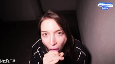 Молодые телки сосут член: Отсос на балконе на романтическом свидании под звездным небом