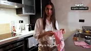предлагает Вике ролевую игру в служанку