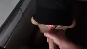 кончает на губешки