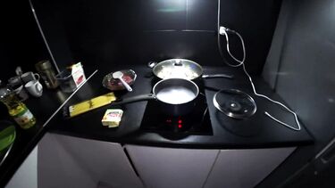 Трахает чужую русскую жену в жопу, пока она готовит мужу ужин