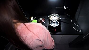 Трахает чужую русскую жену в жопу, пока она готовит мужу ужин