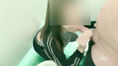 Минет на корточках в туалете на заправке