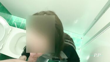 В туалете: Минет на корточках в туалете на заправке