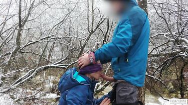 В одежде: Телка с завязанными глазами сосет хуй зимой у горной реки