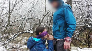 Русское порно на природе: Телка с завязанными глазами сосет хуй зимой у горной реки