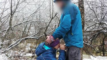 На природе: Телка с завязанными глазами сосет хуй зимой у горной реки