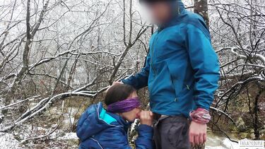 thelazycouple: Телка с завязанными глазами сосет хуй зимой у горной реки