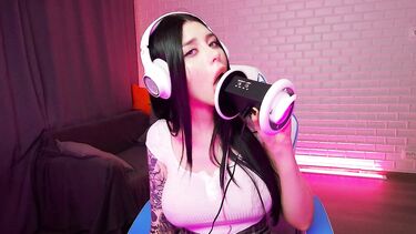 Фантастический ASMR: чавкает и лижет искусственную вагину напомаженными губами