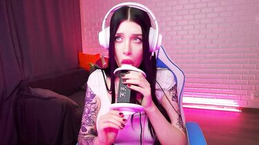 АСМР: Фантастический ASMR: чавкает и лижет искусственную вагину напомаженными губами
