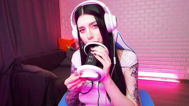 Фантастический ASMR: чавкает и лижет искусственную вагину напомаженными губами