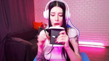 Honey Haze RAW: Фантастический ASMR: чавкает и лижет искусственную вагину напомаженными губами