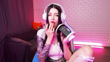 Фантастический ASMR: чавкает и лижет искусственную вагину напомаженными губами