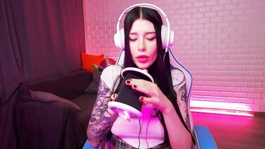 Фантастический ASMR: чавкает и лижет искусственную вагину напомаженными губами