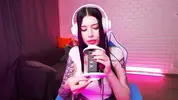 лижет вагину на игрушке и пальцами играет с резиновым анусом