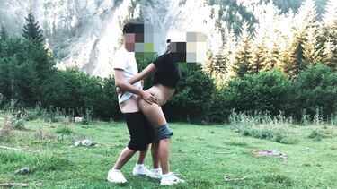 Студентка в лосинах и ее парень занялись любительским сексом на природе