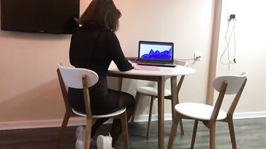 Сперма на попке: Стеснительная секретарша ломалась, но была оттрахана на офисном столе