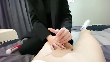 Мачеха подрочила член со смазкой пасынку до мощного финала