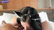 сосет член с завязанными за спиной руками