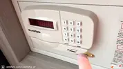 девушка ловит грабителя на горячем