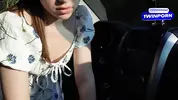 заглохла и потянулась ртом к стояку парня