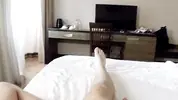 дрочит член, глядя на спящую сестру