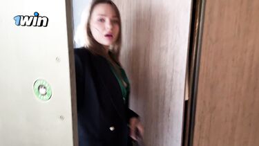 Любовница: Быстрая анальная измена жене с сексуальной начальницей в чулочках