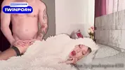 трах с подружкой, накрытой одеялом