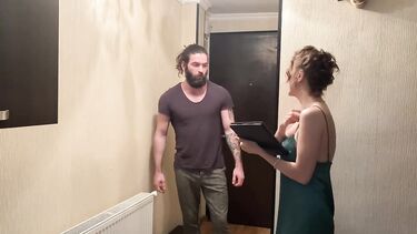 Неверная жена жадно отсасывает член другу мужа