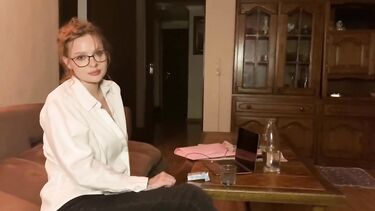 В очках: Курящая училка сосет хуй студенту дипломнику