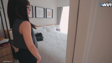 Lily Cute: Недовольный клиент трахает раком управляющую отелем