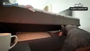 мачеха застряла под кроватью