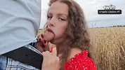 модель сосет на природе член фотографа