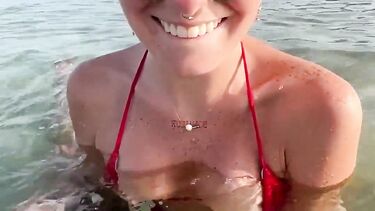 Дрочка члена: Девушка в купальнике отдыхая на море дрочит под водой член бойфренда